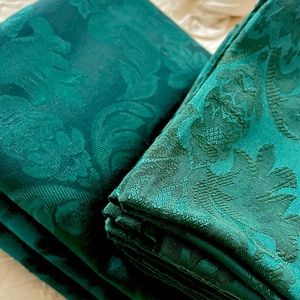 Hunter green damask tablecloths and matching napkins